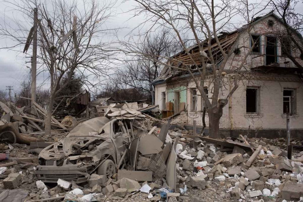 Uma visão das casas residenciais que foram destruídas por bombardeios em 5 de março de 2022 em Markhalivka, Ucrânia