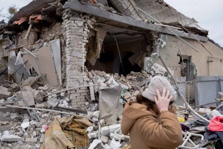 Vista para as casas residenciais que foram destruídas por bombardeios em 5 de março de 2022 em Markhalivka, Ucrânia. A polícia regional disse que seis pessoas morreram, incluindo uma criança, e quatro ficaram feridas em um ataque aéreo russo nesta vila a sudoeste de Kiev