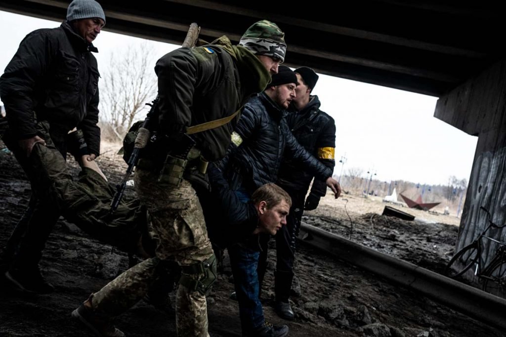Soldados ucranianos detêm um homem que pensam ser um espião russo na cidade de Irpin, a noroeste de Kiev, no dia 10 da guerra Rússia-Ucrânia em 5 de março de 2022