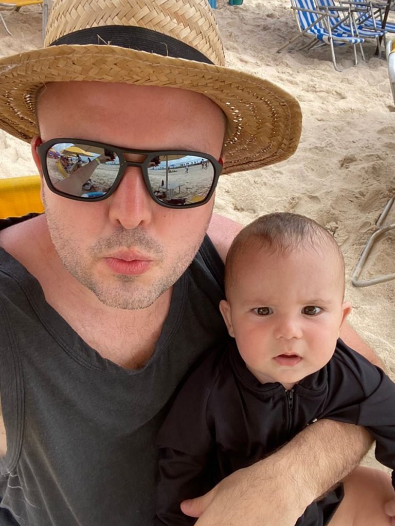 Oficial da Marinha e pai solo gay de Goiânia (Goiás), Tiago cuida do filho, Henry, durante viagem