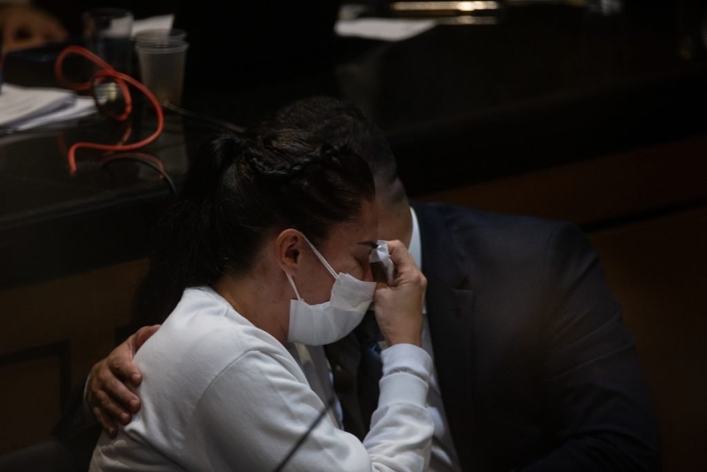 Monique Medeiros em sessão de julgamento da morte do filho Henry