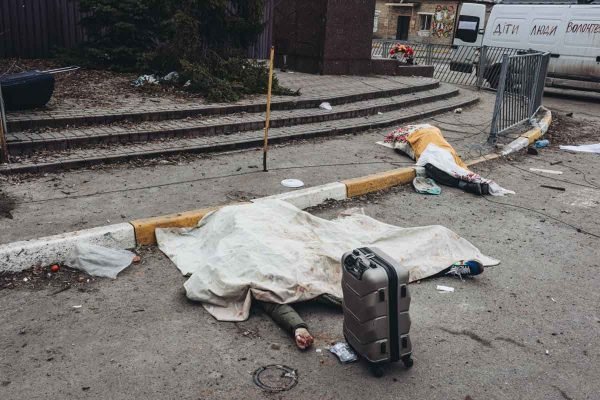 Pessoas da mesma família estão mortas no chão depois que o exército russo bombardeou o ponto de evacuação de Irpin, em 6 de março de 2022, em Irpin, Ucrânia. A Ucrânia suspendeu a evacuação de civis em outros pontos, como Mariupol, diante do rompimento do cessar-fogo, para abrir corredores humanitários, pela Rússia