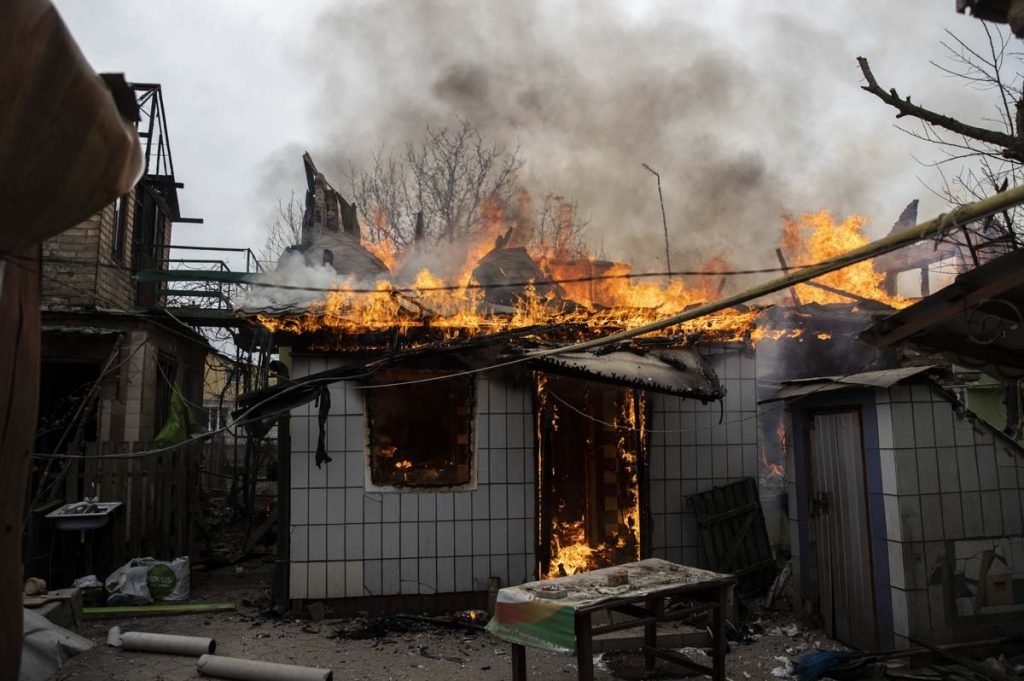 Vistas da cidade de Irpin, noroeste de Kiev, incêndio ocorreu em assentamentos após ataques russos em curso na Ucrânia, em Irpin