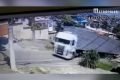 Homem é atropelado por caminhão e sai ileso