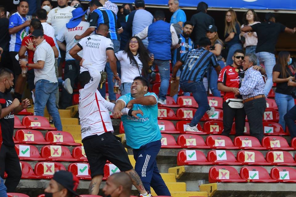 Batalha entre torcedores de Querétaro e Atlas deixa feridos no