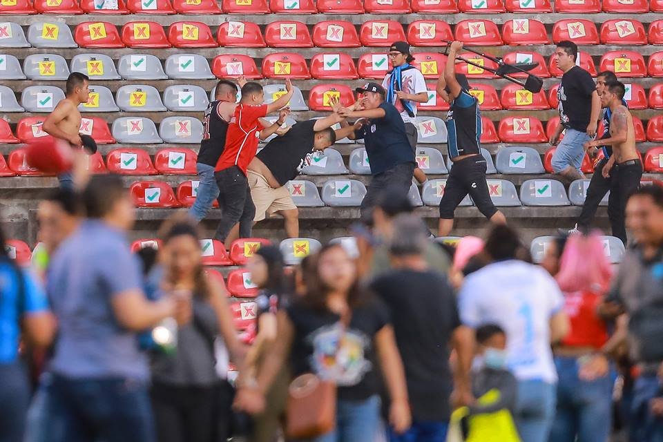 Jogo no México acaba em pancadaria
