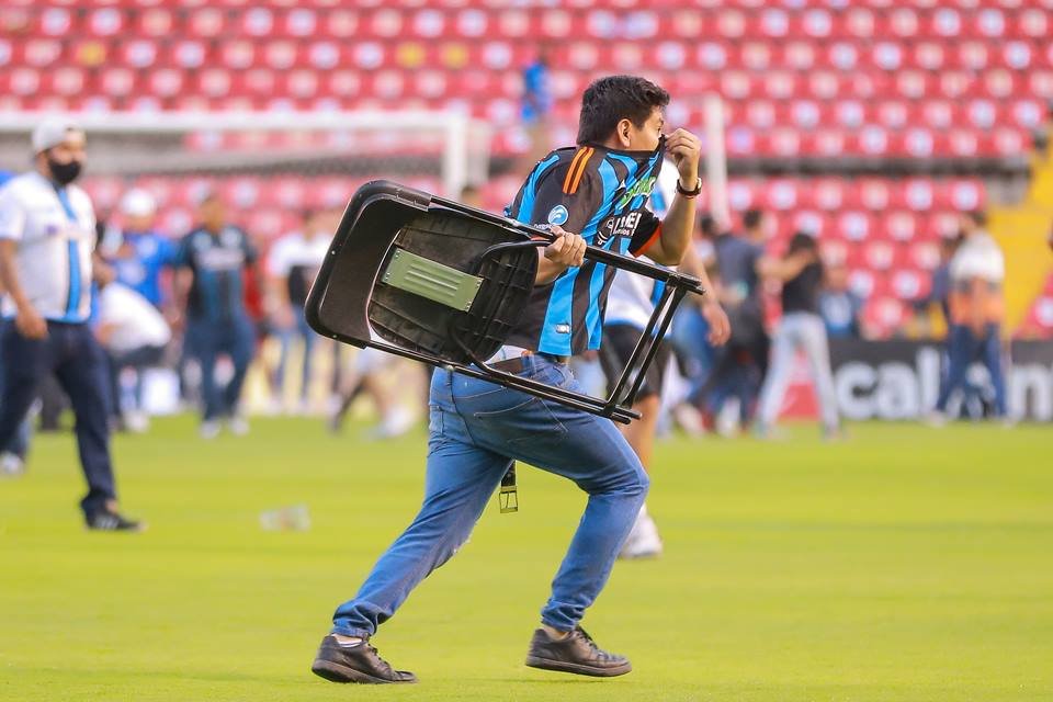 Jogo no México acaba em pancadaria