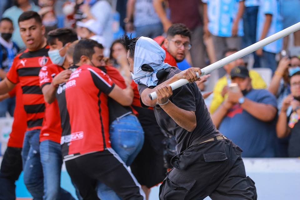 Jogo no México acaba em pancadaria