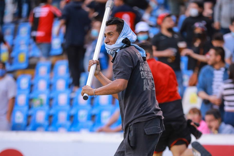 Dez homens são presos por briga em estádio que deixou 26 feridos