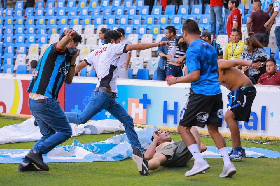 Jogo no México acaba em pancadaria