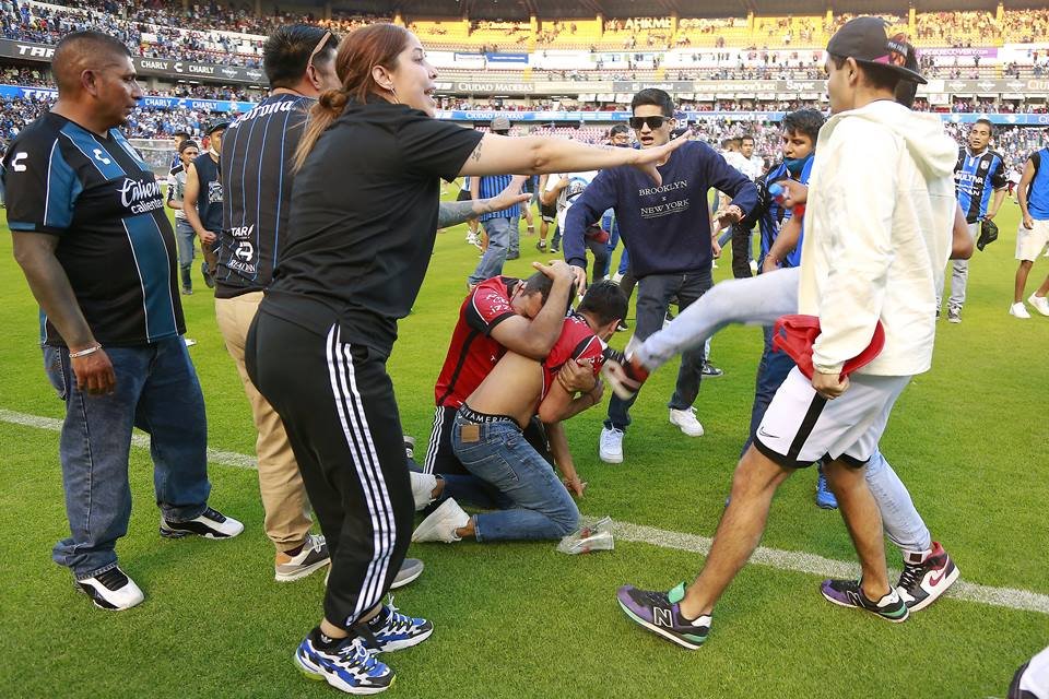 Jogo no México acaba em pancadaria