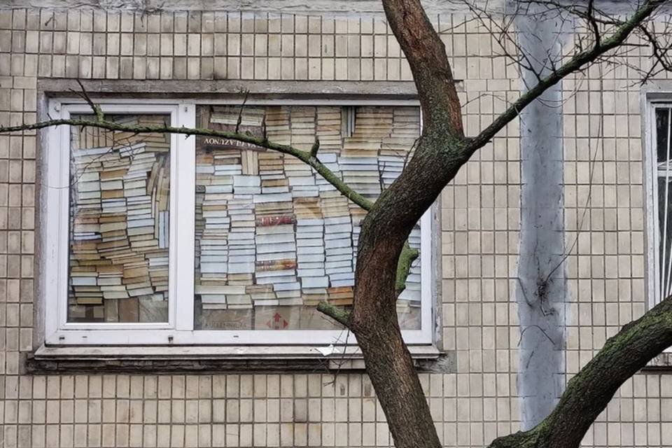 Imagem mostra “barricada de livros” em janela de apartamento em Kiev