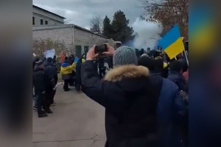 Vídeo. Tropa russa dispara contra manifestantes na Ucrânia, diz jornal