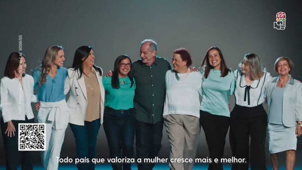 na foto vemos ciro gomes caminhando abraçado com quatro mulheres de cada lado