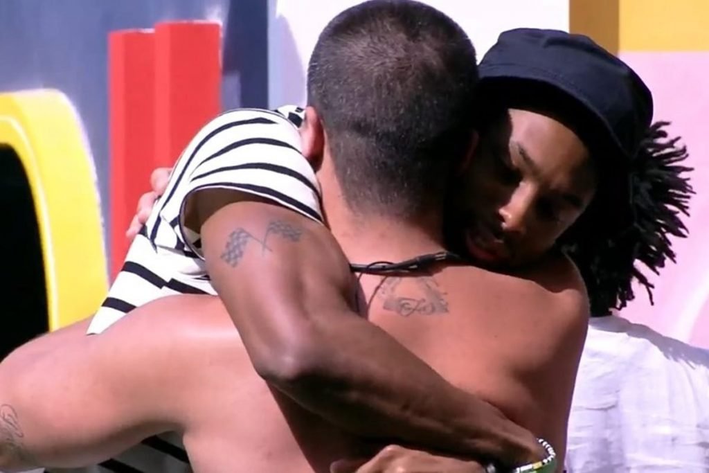 Foto de Arthur Aguiar e Paulo André abraçados no BBB22