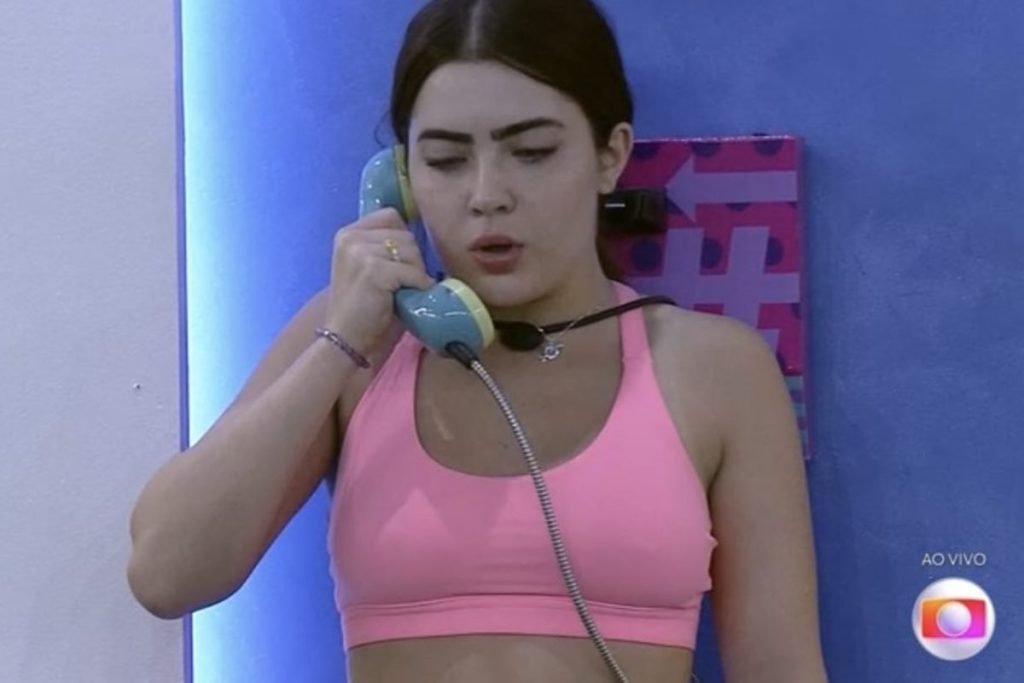Foto de Jade Picon atendendo o big fone