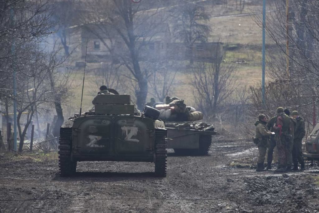 Separatistas pró-Rússia, em uniformes sem insígnias, são vistos em Donetsk na Ucrânia, controlada por separatistas pró-Rússia