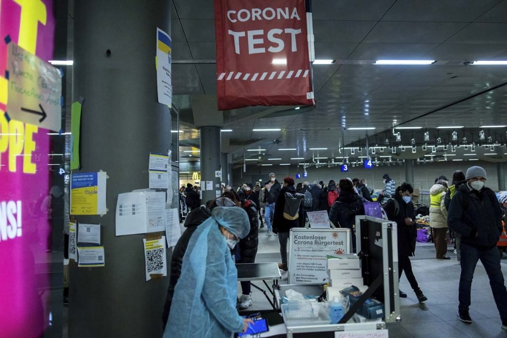 Ponto para pessoas que fogem da Ucrânia devastada pela guerra chegam em um trem da Polônia na estação ferroviária principal de Hauptbahnhof em Berlim, Alemanha