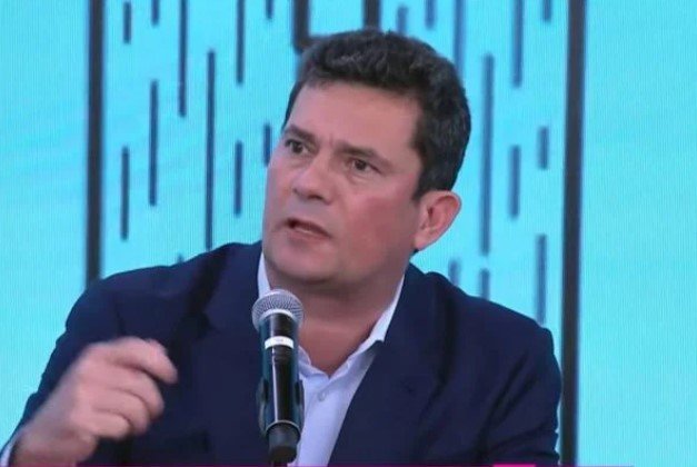 Sergio Moro, a former judge and current pre-candidate for the Presidency of the Republic.  He wears a black suit and white shirt - metopoles
