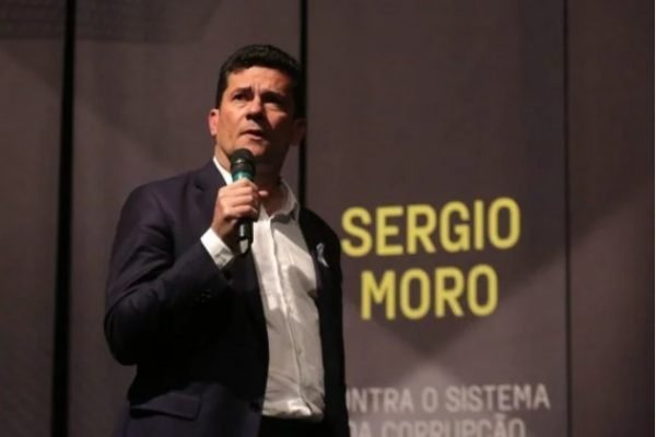 Sérgio Moro, ex-juiz e atual pré-candidato a Presidência da República. Ele usa terno escuro e camiseta branca- Metopoles