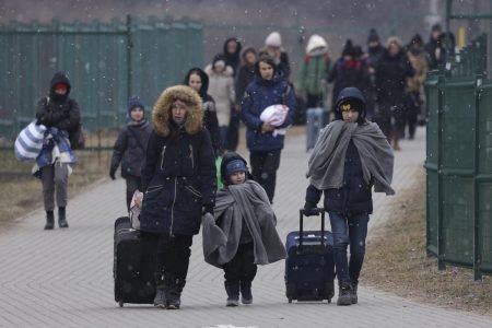 Refugiados ucranianos, em maioria mulheres e crianças, chegam na cidade de Medyka, na Polônia, após fugirem da guerra em seu país - Metrópoles