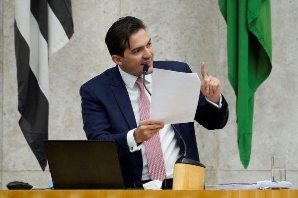 O vereador Rubinho Nunes discursa com um documento na mão no plenário da Câmara dos Vereadores de São Paulo - Metrópoles