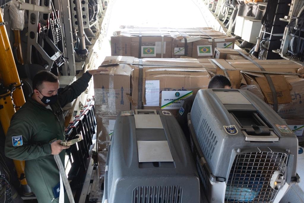 Vista interna de avião da FAB parte para a Polônia para buscar refugiados da Ucrânia - Metrópoles
