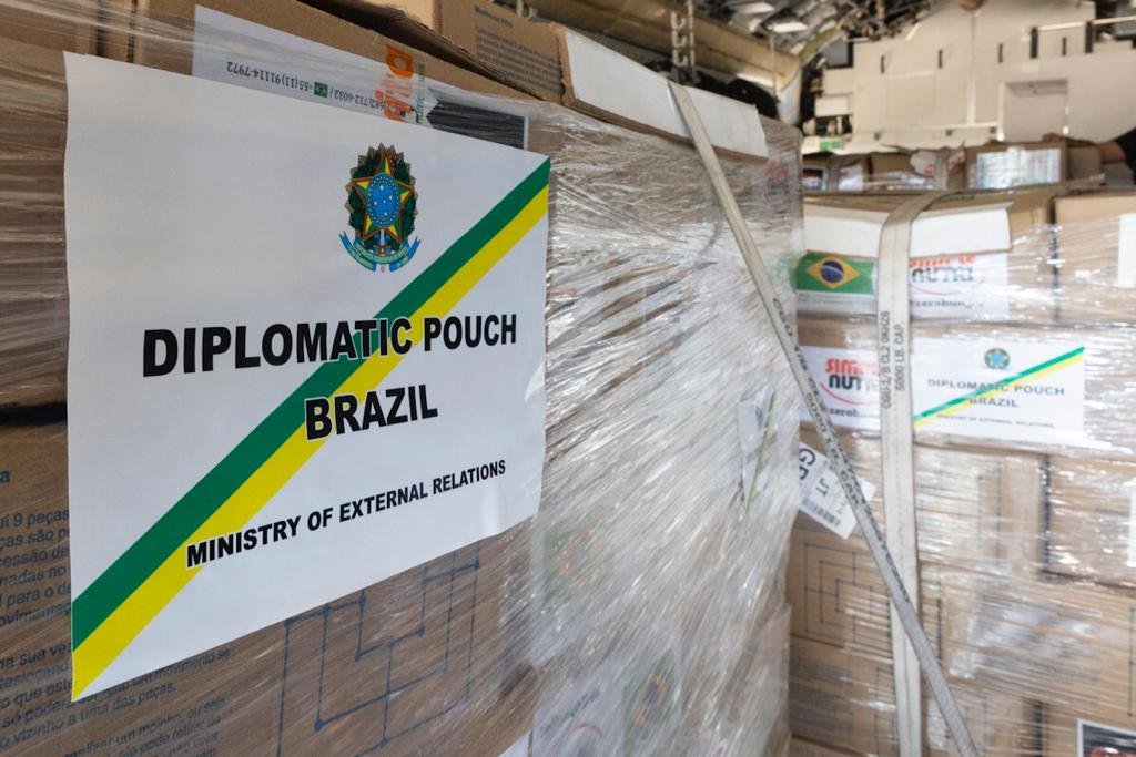 Vista interna de avião da FAB cheio de caixas. Ele parte para a Polônia para buscar refugiados da Ucrânia - Metrópoles