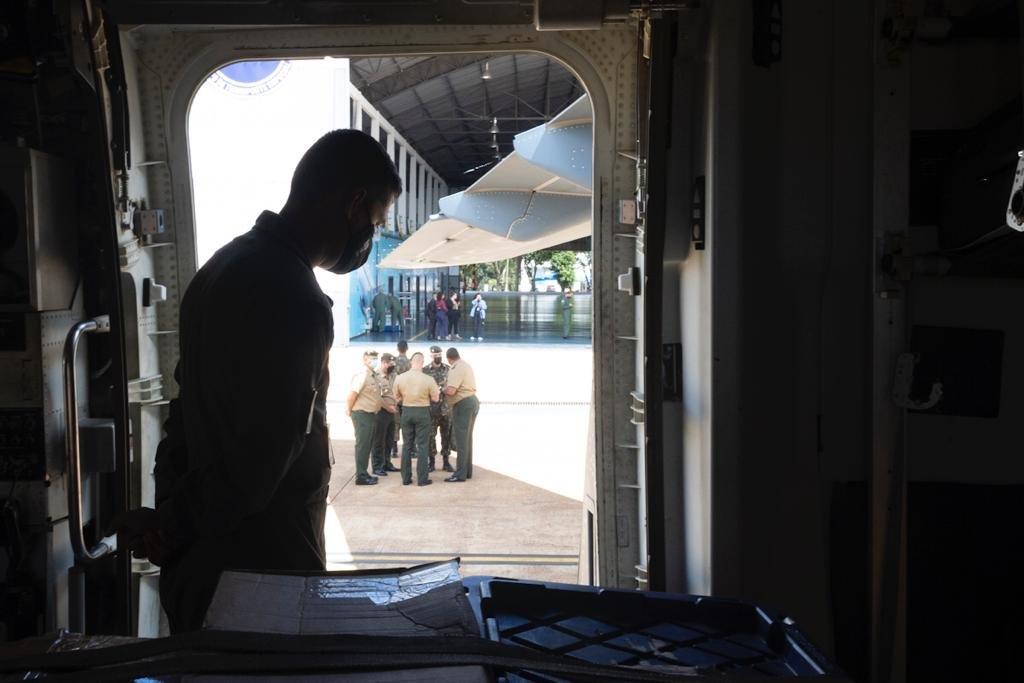 Um avião militar inspeção da FAB.  Ele parte para a Polônia para buscar refugiados da Ucrânia - Metrópoles