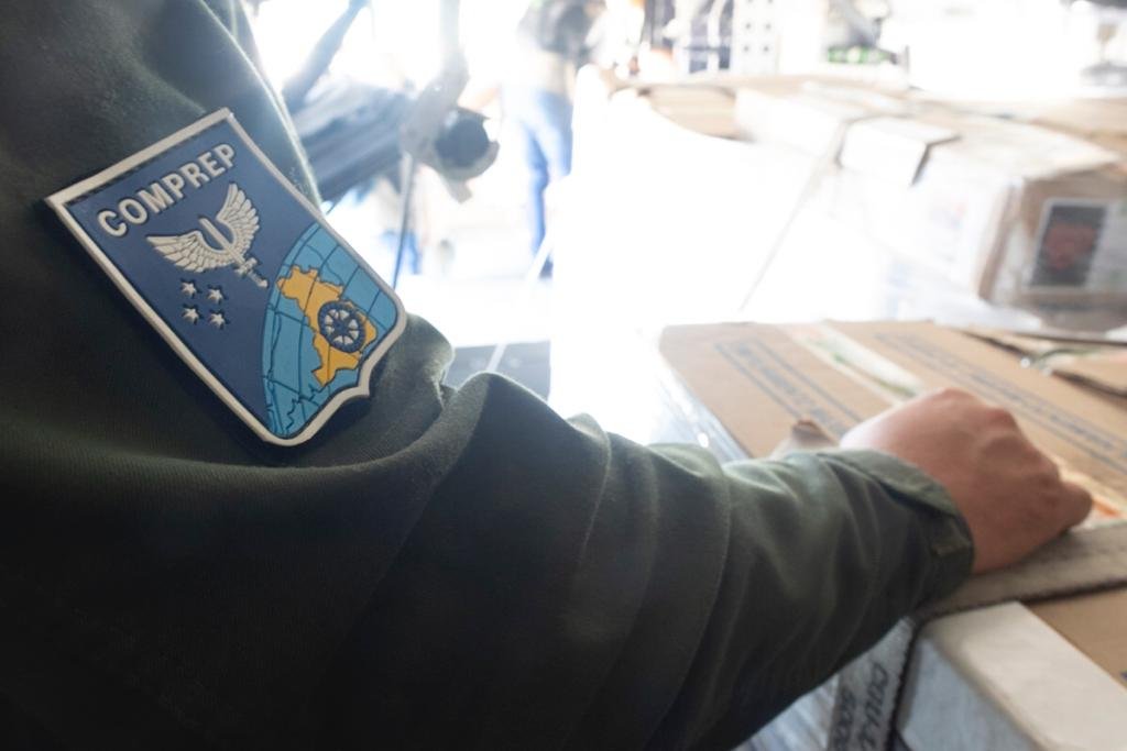 Um militar inspeção em avião da FAB.  Ele parte para a Polônia para buscar refugiados da Ucrânia - Metrópoles