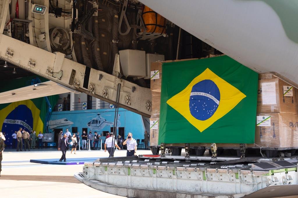 Caixa são embarcadas em avião da FAB com a bandeira do Brasil. Ele parte para a Polônia para buscar refugiados da Ucrânia - Metrópoles