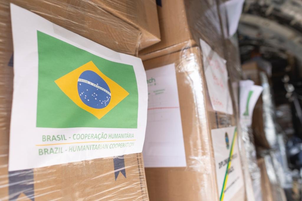 Caixa são embarcadas em avião da FAB com a bandeira do Brasil. Ele parte para a Polônia para buscar refugiados da Ucrânia - Metrópoles