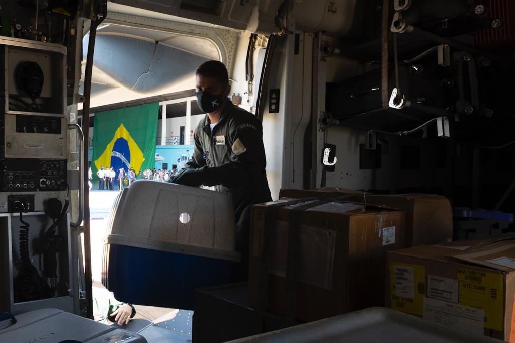 Caixa são embarcadas em avião da FAB por militar.  Ele parte para a Polônia para buscar refugiados da Ucrânia - Metrópoles