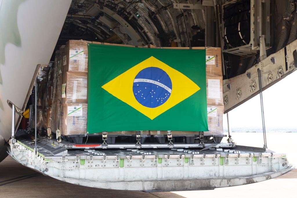 Caixa são embarcadas em avião da FAB com a bandeira do Brasil.  Ele parte para a Polônia para buscar refugiados da Ucrânia - Metrópoles