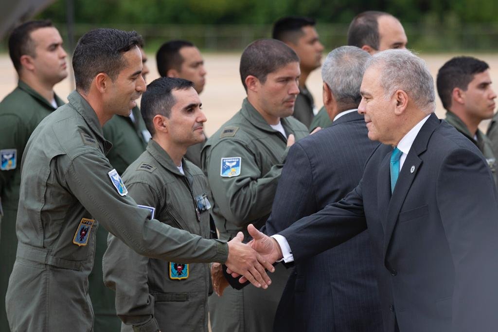ministro marcelo queiroga durante envio da aeronave à Polônia para resgate de brasileiros e transporte de doação humanitária para Varsóvia, na Polônia FAB brasil 8