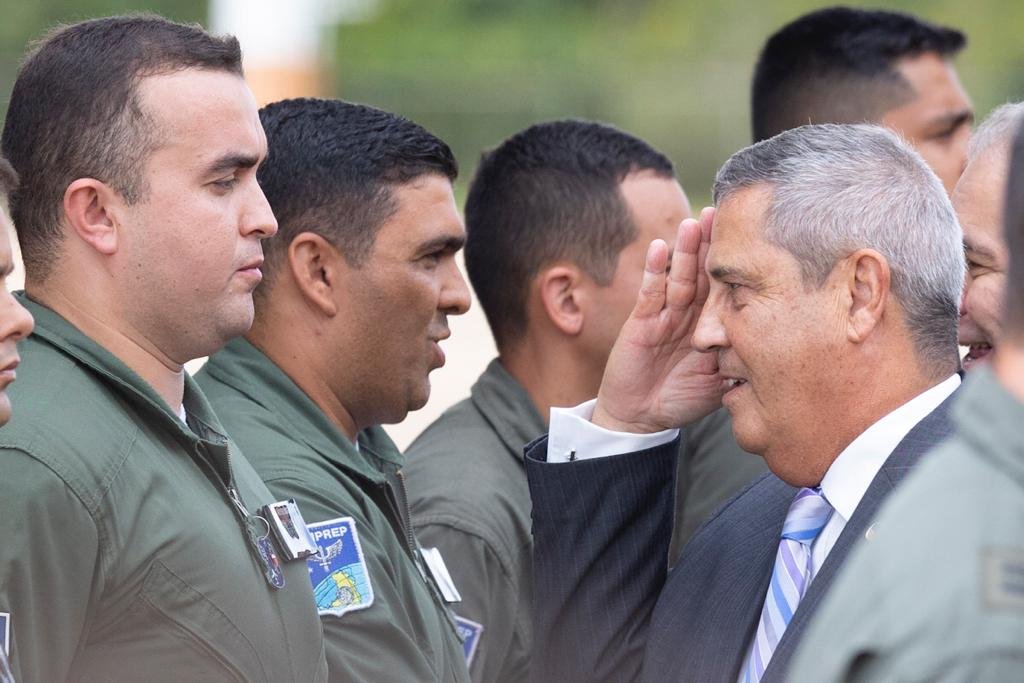 ministro Braga Netto durante envio da aeronave à Polônia para resgate de brasileiros e transporte de doação humanitária para Varsóvia, na Polônia FAB brasil 8