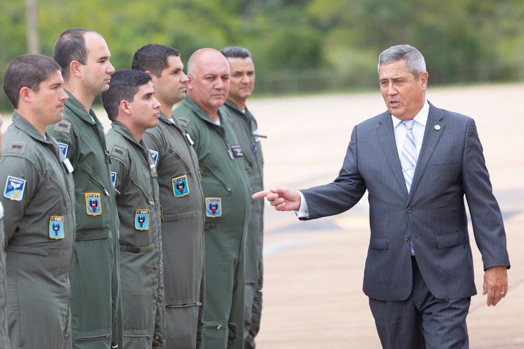 ministro Braga Netto durante envio da aeronave à Polônia para resgate de brasileiros e transporte de doação humanitária para Varsóvia, na Polônia FAB brasil 8