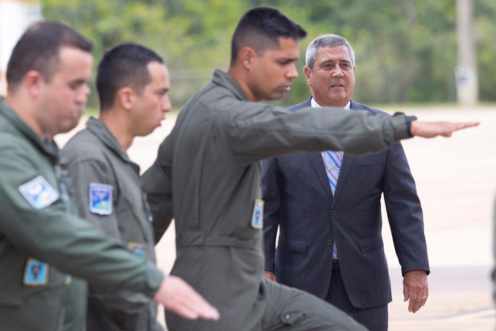 ministro Braga Netto durante envio da aeronave à Polônia para resgate de brasileiros e transporte de doação humanitária para Varsóvia, na Polônia FAB brasil 8