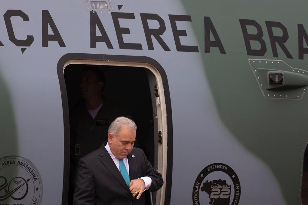 ministro marcelo queiroga durante envio da aeronave à Polônia para resgate de brasileiros e transporte de doação humanitária para Varsóvia, na Polônia FAB brasil 8
