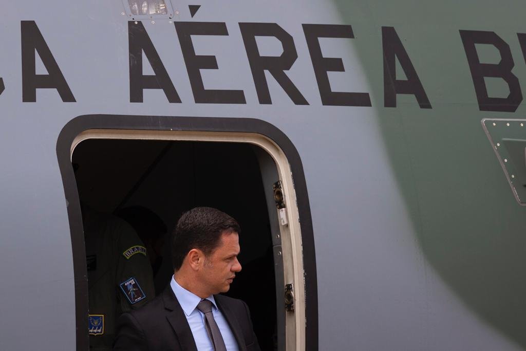 ministro da justiça Anderson torres durante envio da aeronave à Polônia para resgate de brasileiros e transporte de doação humanitária para Varsóvia, na Polônia FAB brasil 8