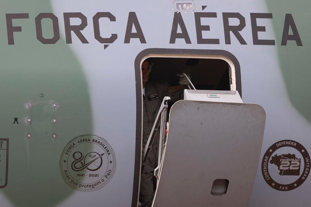O Governo Federal envia aeronave à Polônia para resgate de brasileiros e transporte de doação humanitária para Varsóvia, na Polônia FAB brasil 19