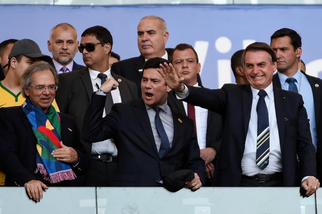 Jair Bolsonaro quase cai ao comemorar gol do Brasil: veja o vídeo