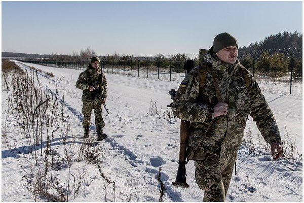Dois militares caminham por área com neve-Metrópoles