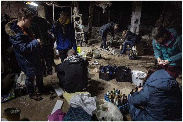 Civis ucranianos se refugiam em subsolo-Metrópoles