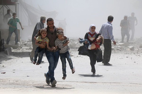 Família síria tenta fugir de bombardeio-Metrópoles