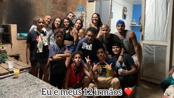 várias pessoas juntas