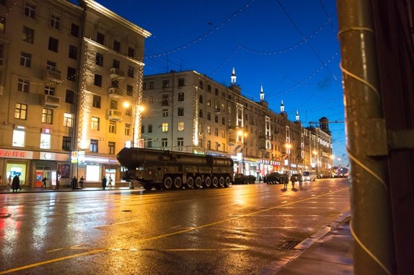 Ogiva nuclear de origem russa sendo mostrada em um desfile em Moscou - Metrópoles