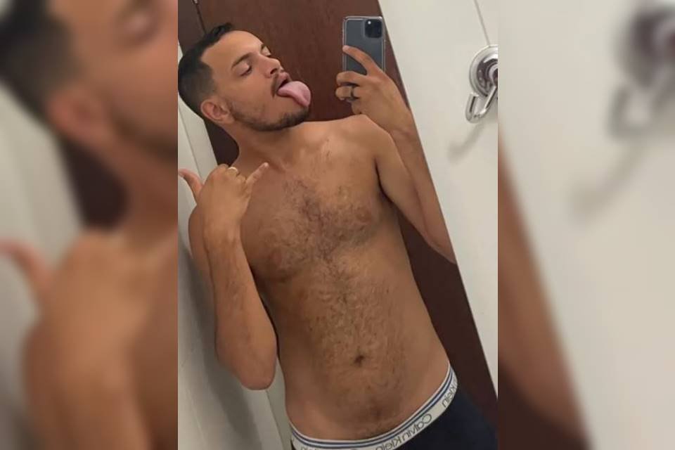 Júnyork, digital influencer do DF que foi atropelado e morto nos Estados Unidos. Ele é jovem, está sem camisa e tira selfie em frente a um espelho - Metropoes