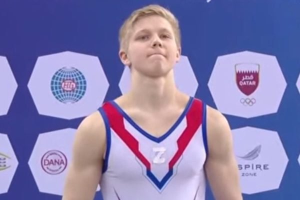 Ivan Kuliak, ginasta russo com símbolo de guerra no pódio