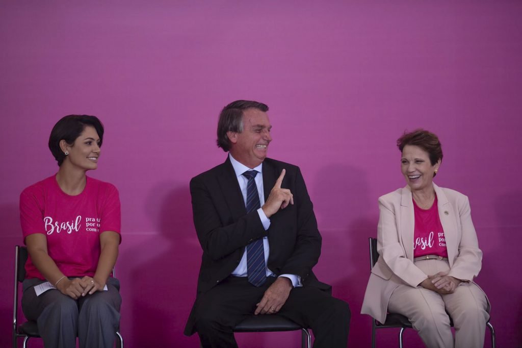 Michelle e Jair Bolsonaro com a ministra da Agricultura Tereza Cristina. Bolsonaro sorri e conversa com a ministra - Metrópoles